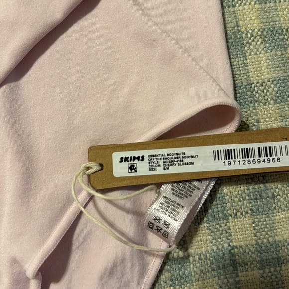 NWT Essential Off The Shoulder Bodysuit - Picture 5 of 8